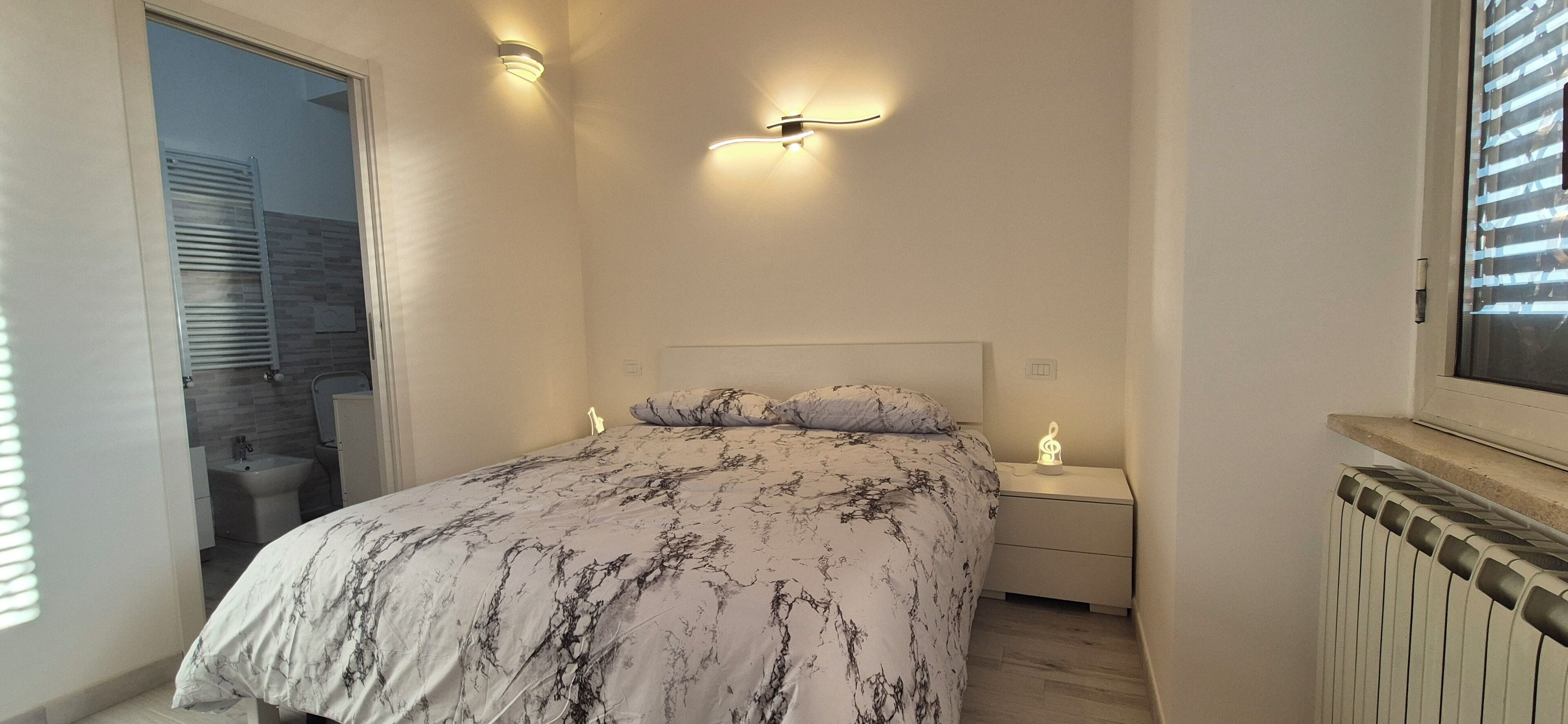 1 dormitorio, tabla de planchar con plancha, wifi y ropa de cama