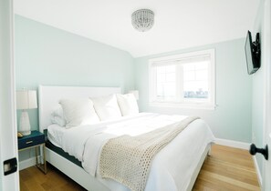 7 Schlafzimmer, Schreibtisch, Bügeleisen/Bügelbrett, Reisekinderbett
