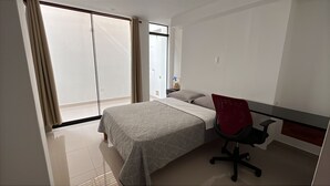 Une chambre à coucher avec un lit, un bureau et une chaise.