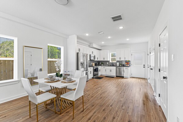 Fridge, microwave, oven, stovetop - stylish townhouse (Houston)