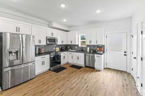 Fridge, microwave, oven, stovetop - stylish townhouse (Houston)