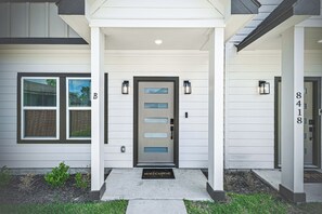 Exterior detail - stylish townhouse (Houston)
