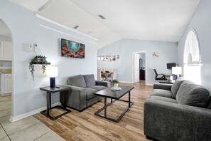 Smart TV, computer monitors - Pet-Friendly Paradise with Saltwater Pool, Hot Tub & BBQ (Davenport)