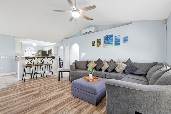 Smart TV, computer monitors - Pet-Friendly Paradise with Saltwater Pool, Hot Tub & BBQ (Davenport)