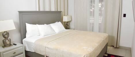 5 bedrooms, iron/ironing board, WiFi, bed sheets