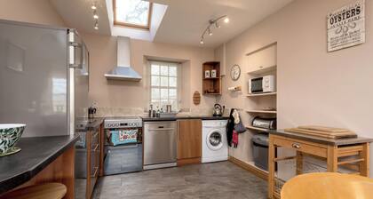 Picturesque 3-bedroom historic cottage, set in beautiful grounds. Sleeps 6.