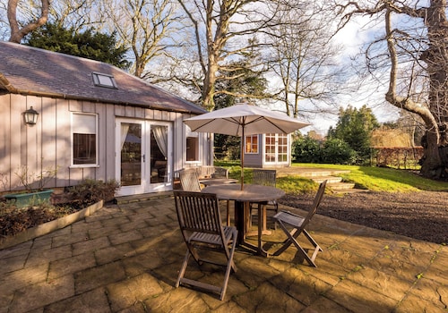 Picturesque 3-bedroom historic cottage, set in beautiful grounds. Sleeps 6.