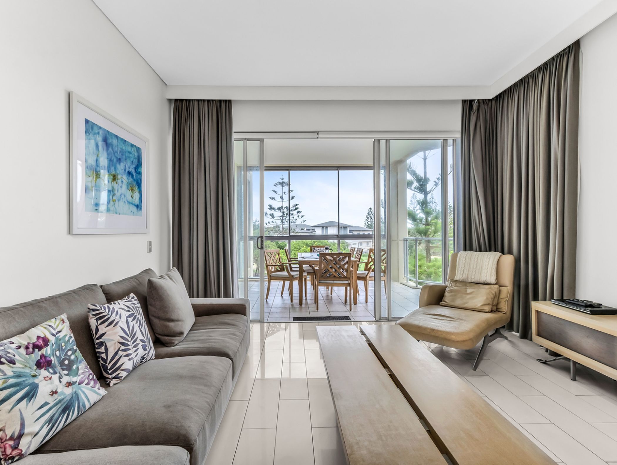 Apartemen Deluks, 3 kamar tidur, pemandangan kebun | Area keluarga | TV layar datar