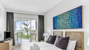 Deluxe Apartment, 3 Bedrooms, Garden View | 3 bedrooms, desk, iron/ironing board, cots/infant beds