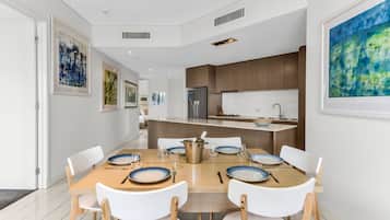 Deluxe Apartment, 3 Bedrooms, Garden View | In-room dining