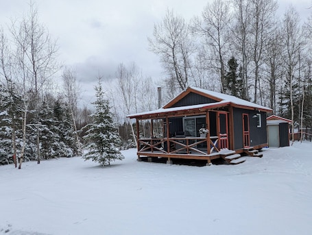 Exterior. Get away from the noise, Tranquil 1-bedroom off grid cabin min south of Sudbury