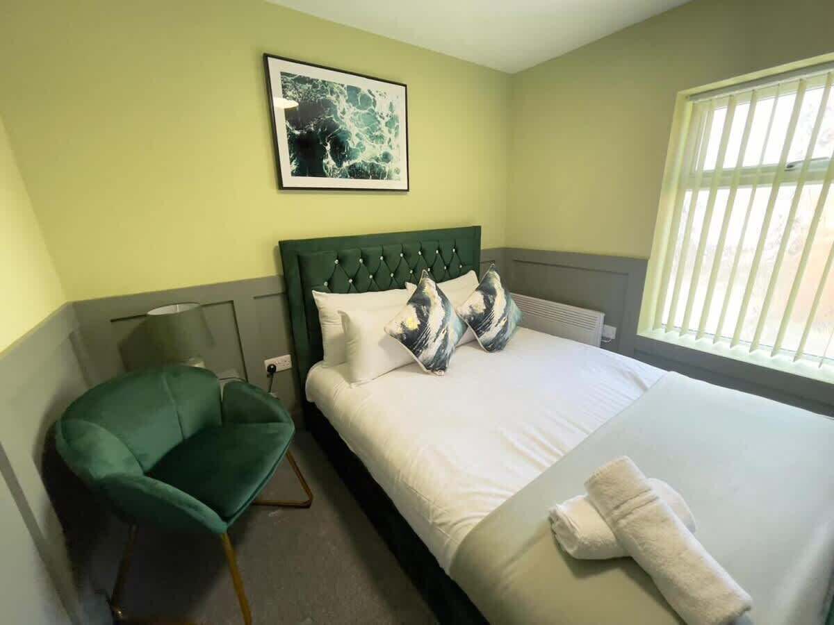 Iron/ironing board, WiFi, bed sheets