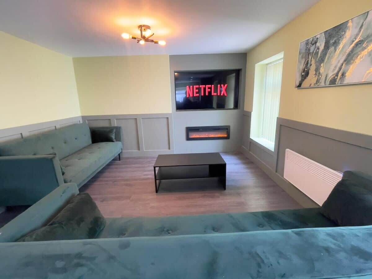 TV, fireplace