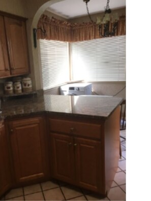 Fridge, microwave, oven, stovetop - Traditional decor, off-st parking, US OPEN (Pittsburgh)