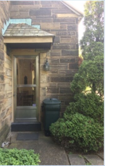 Traditional decor, off-st parking, US OPEN