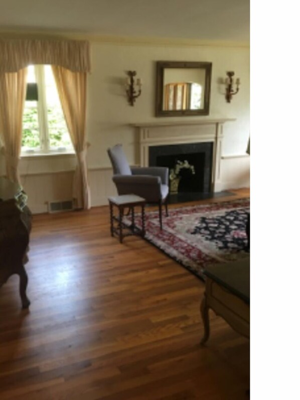 Interior - Traditional decor, off-st parking, US OPEN (Pittsburgh)