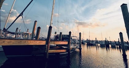 Cozy Houseboat in Vibrant Miami with AC and WiFi