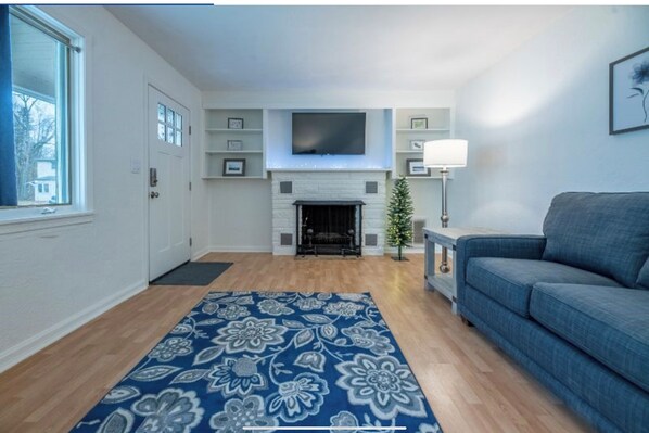 Living area - Bow wow-meow 2nd- Five minutes from downtown Peoria (Peoria Heights)