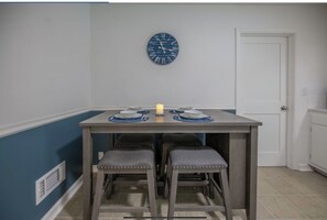 Dining - Bow wow-meow 2nd- Five minutes from downtown Peoria (Peoria Heights)