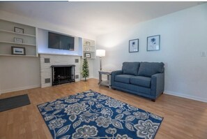 Living area - Bow wow-meow 2nd- Five minutes from downtown Peoria (Peoria Heights)