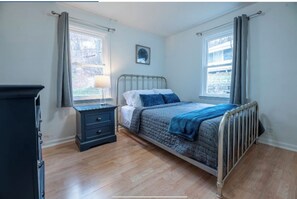 2 bedrooms, iron/ironing board, WiFi, bed sheets - Bow wow-meow 2nd- Five minutes from downtown Peoria (Peoria Heights)