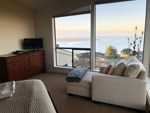 Télévision, cheminée, livres