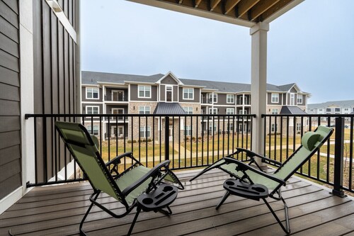 Earthy Elegance Spacious 2BR 2BA 2 KingBeds GymWFH