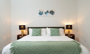 2 soverom, skrivebord, strykejern/-brett og wi-fi (inkludert)