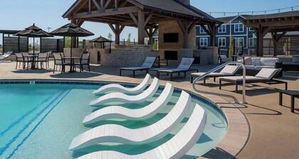 Earthy Elegance Spacious 2BR 2BA 2 KingBeds GymWFH