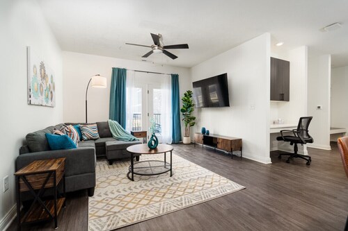 Aqua Oasis Spacious 2BR 2BA King Beds Pond WFHGym