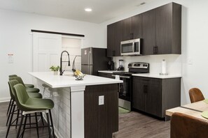 Jääkaappi, mikroaaltouuni, liesi, astianpesukone