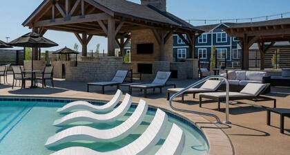 Opulent Suite Spacious Pond View King Bed WFH Gym