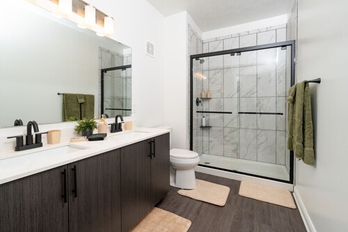 Decadent Haven Spacious 2BR 2BA King Beds WFH GYM