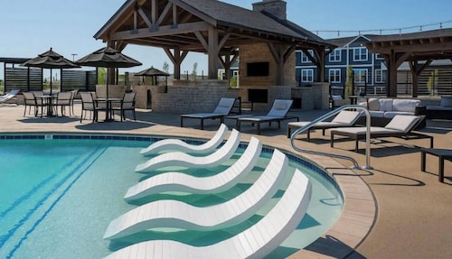 Decadent Haven Spacious 2BR 2BA King Beds WFH GYM