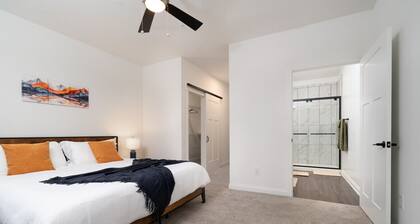 Decadent Haven Spacious 2BR 2BA King Beds WFH GYM