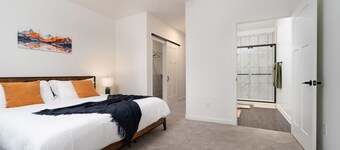 Decadent Haven Spacious 2BR 2BA King Beds WFH GYM