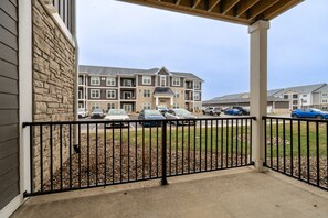 Property grounds - Decadent Haven Spacious 2BR 2BA King Beds WFH GYM (Whitestown)