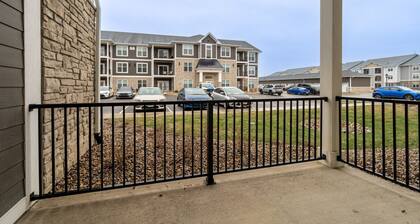 Decadent Haven Spacious 2BR 2BA King Beds WFH GYM