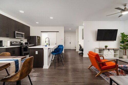 Decadent Haven Spacious 2BR 2BA King Beds WFH GYM