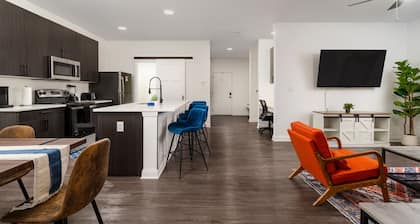 Decadent Haven Spacious 2BR 2BA King Beds WFH GYM