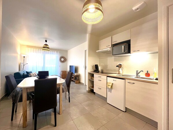 Fridge, microwave, stovetop, coffee/tea maker