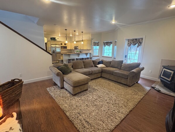 Smart TV, fireplace - Kodiak Retreat — Steps from Ocean, Near Olds River Trails & Great Fishing (Kodiak)