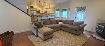 Kodiak Retreat — Steps from Ocean, Near Olds River Trails & Great Fishing