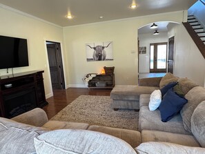 Smart TV, fireplace - Kodiak Retreat — Steps from Ocean, Near Olds River Trails & Great Fishing (Kodiak)