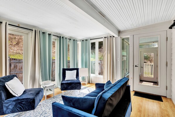 Una Smart TV, una chimenea, libros