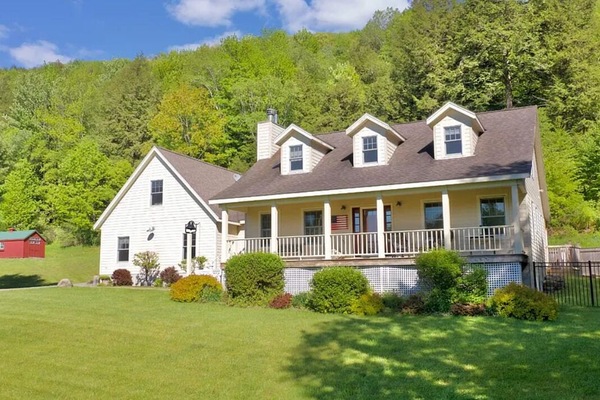 Beautiful home in a gorgeous peaceful setting