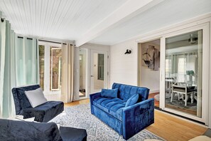 Una Smart TV, una chimenea, libros