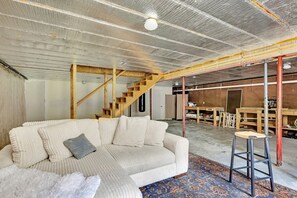 Una Smart TV, una chimenea, libros