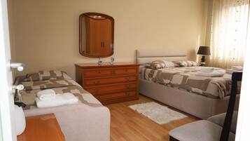 1 slaapkamer, een strijkplank/strijkijzer, wifi, beddengoed