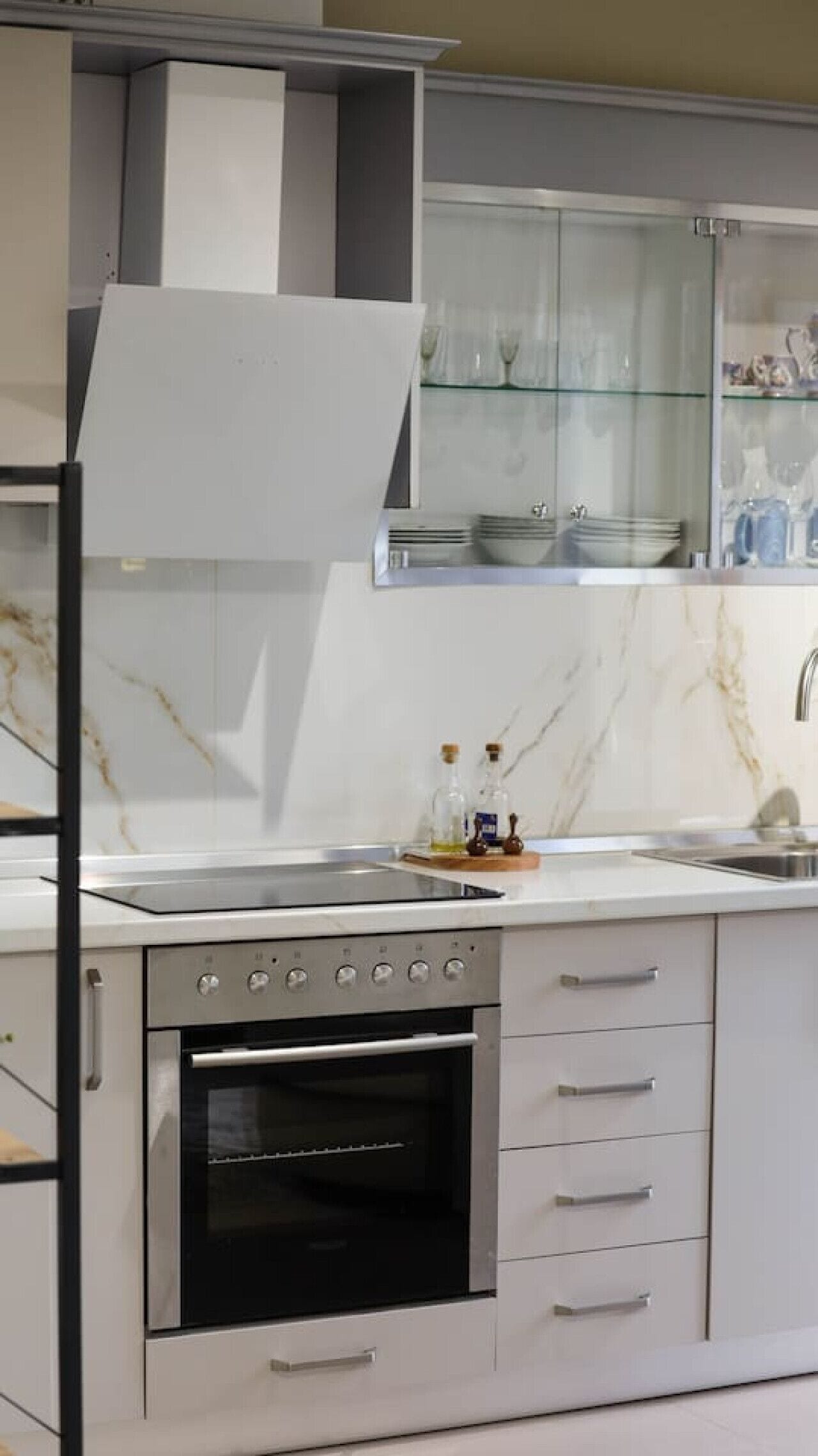 Fridge, oven, stovetop, cookware/dishes/utensils